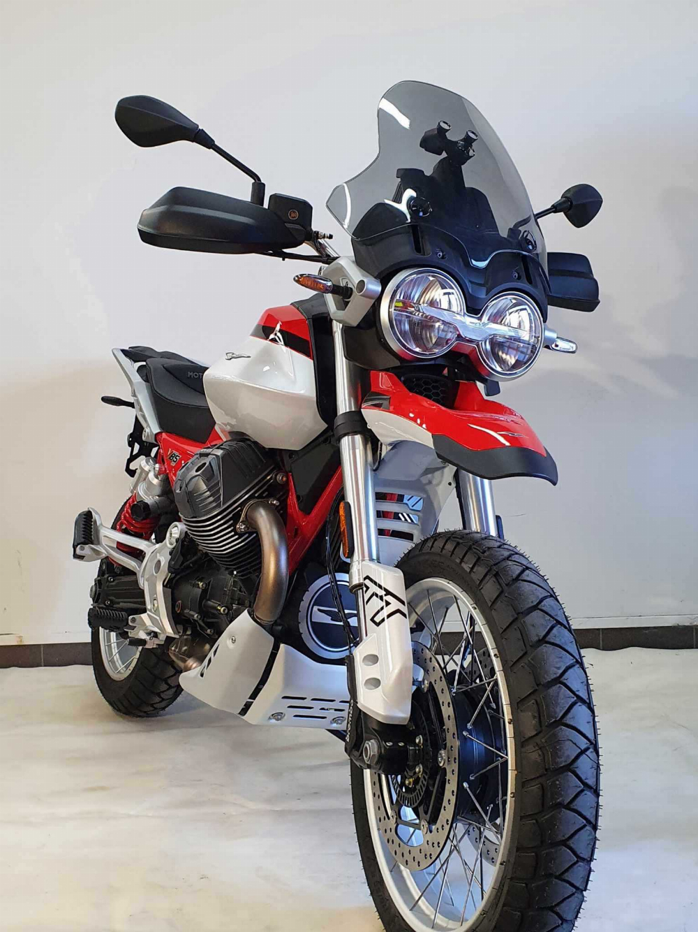 Moto Guzzi V85TT 2025 vue 3/4 droite