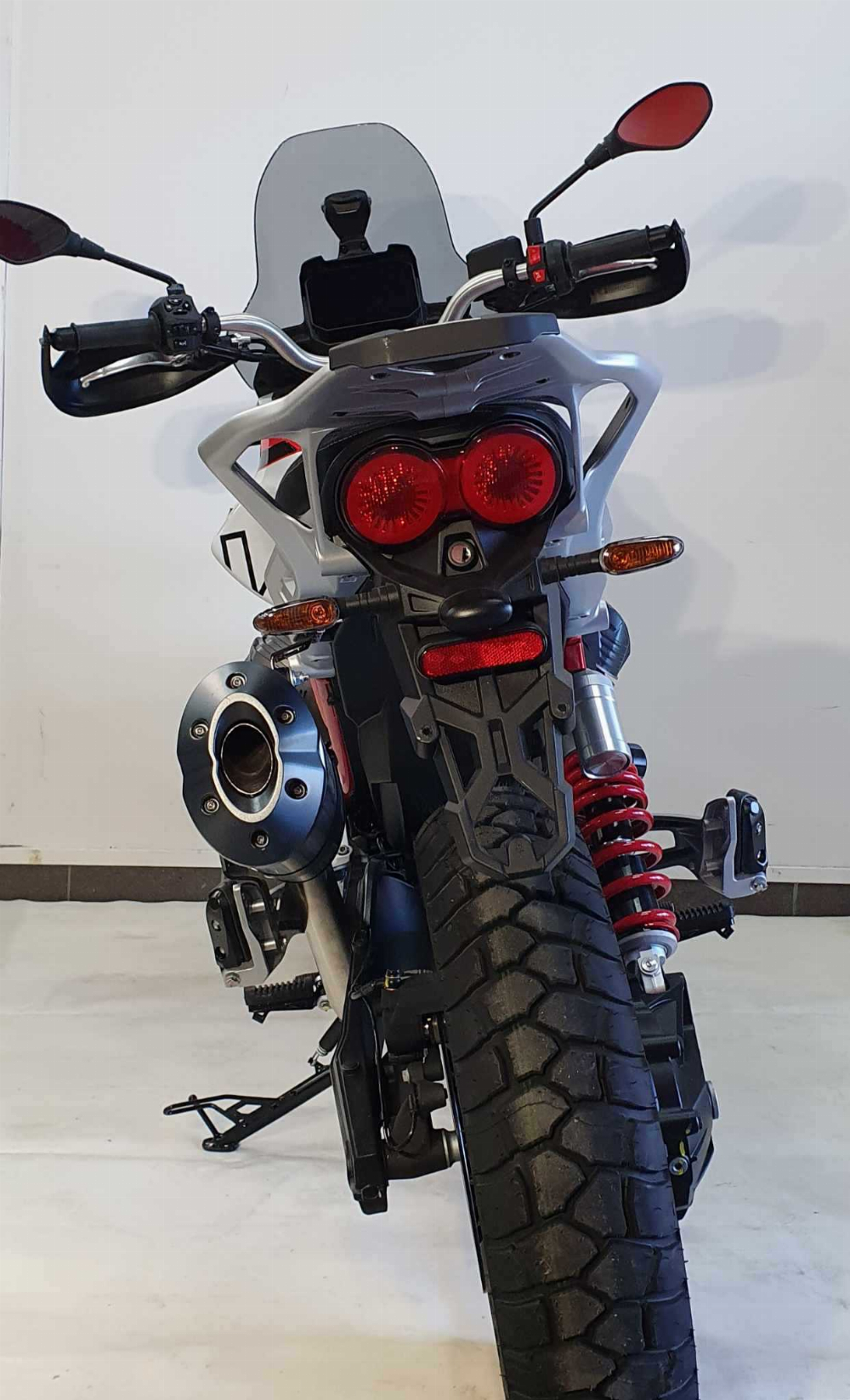 Moto Guzzi V85TT 2025 vue arrière