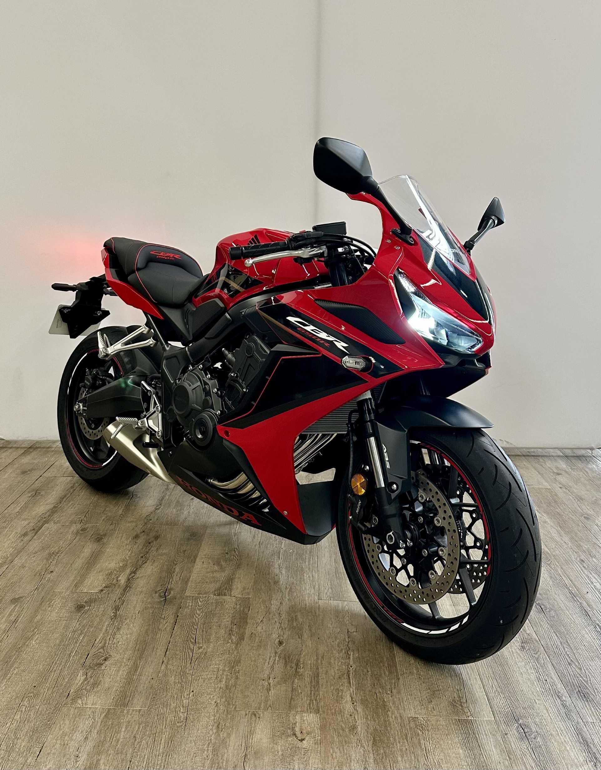 Honda CBR 650 R 2023 HD vue 3/4 droite