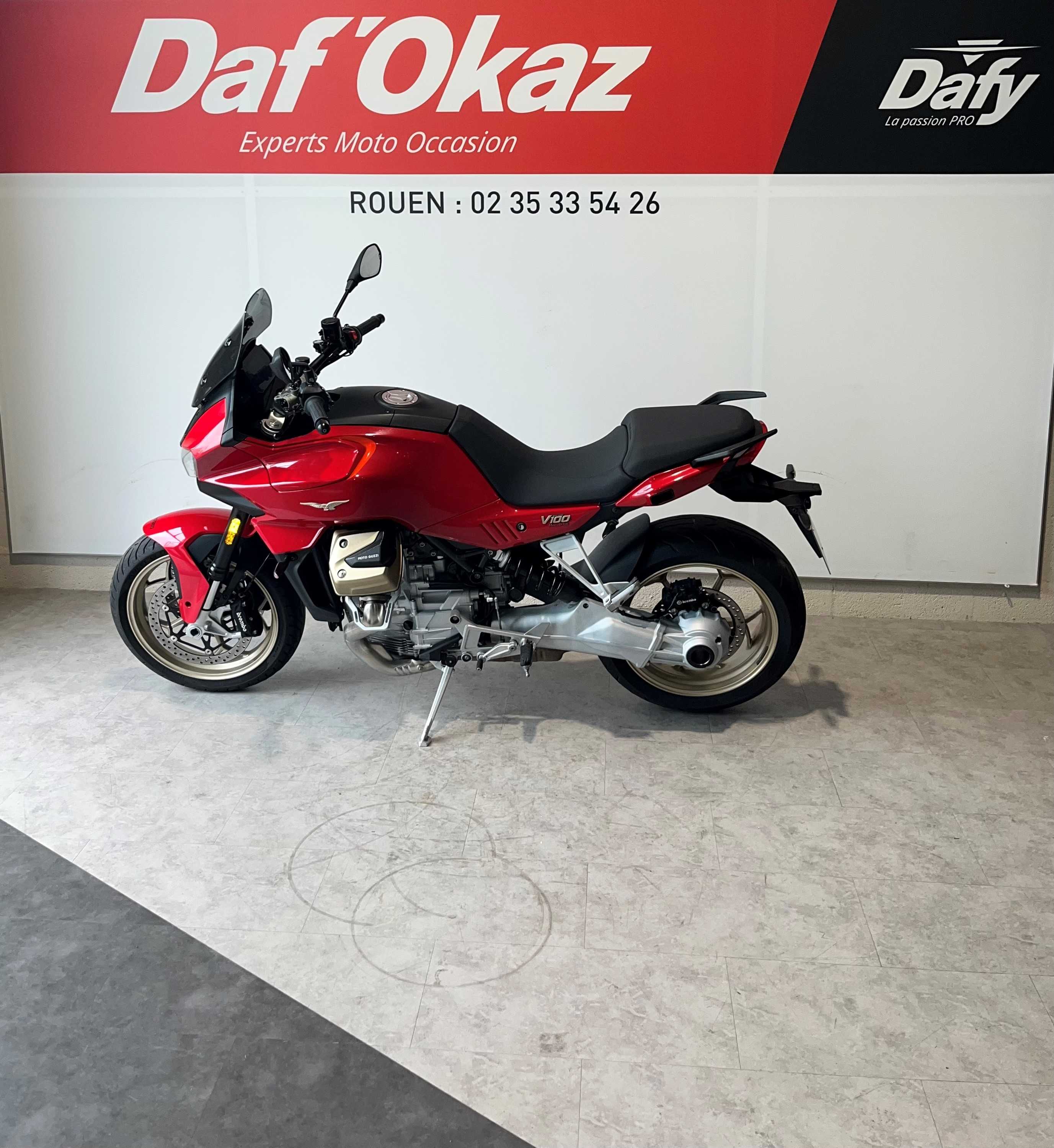 Moto Guzzi V100 MANDELLO 1042 2023 HD vue gauche