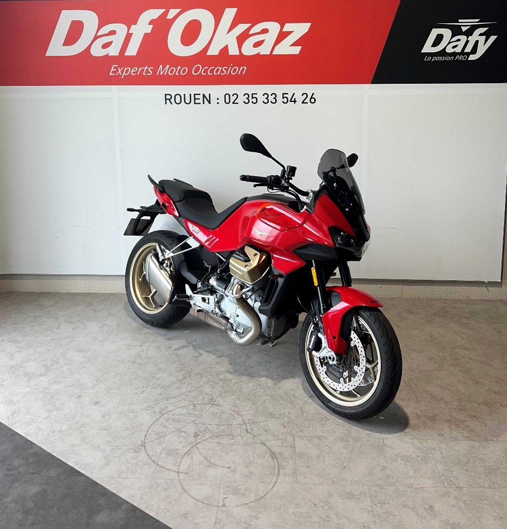 Moto Guzzi V100 MANDELLO 1042 2023 vue 3/4 droite