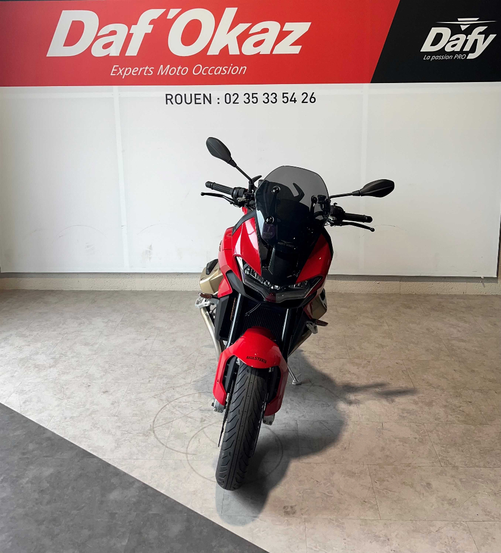Moto Guzzi V100 MANDELLO 1042 2023 vue avant