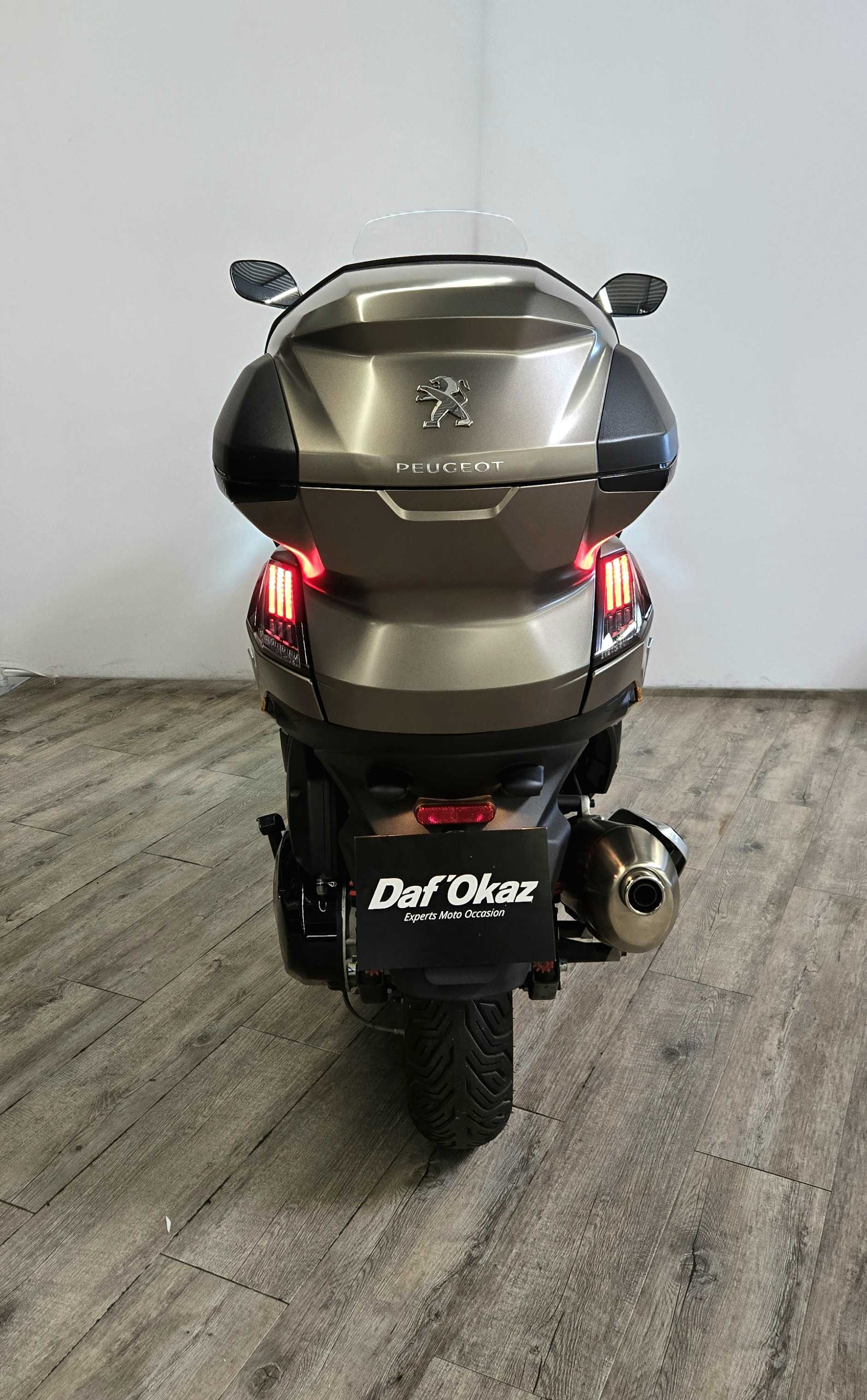 Peugeot METROPOLIS 400 2023 HD vue arrière
