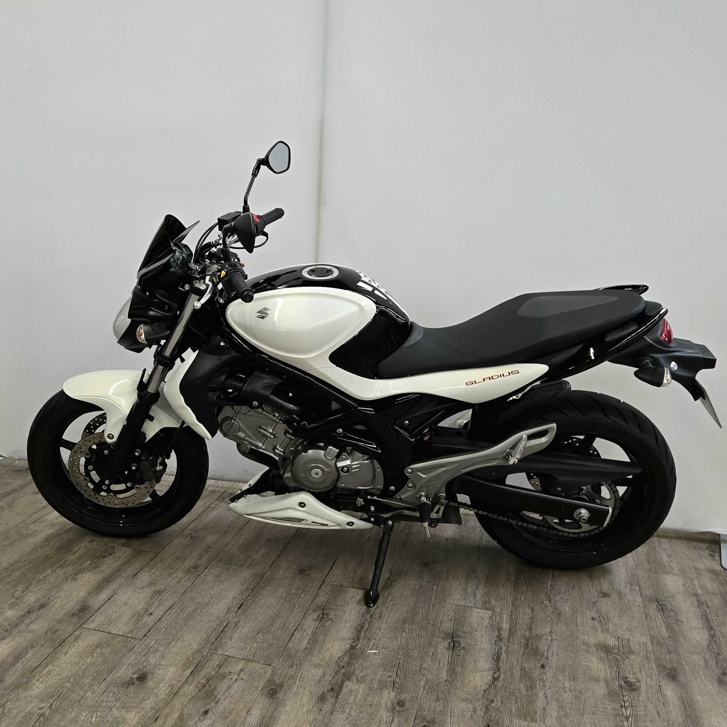 Suzuki SFV 650 Gladius 2013 HD vue gauche