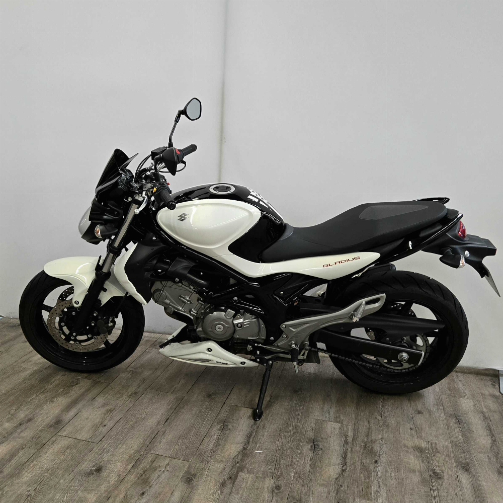 Suzuki SFV 650 Gladius 2013 vue gauche