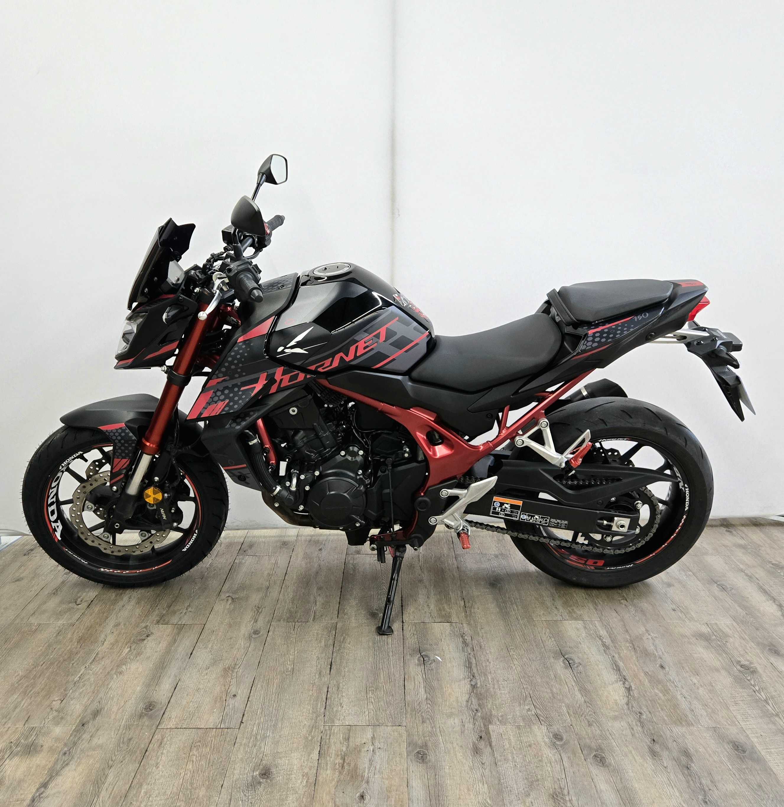 Honda CB 750 F Hornet 2024 HD vue gauche
