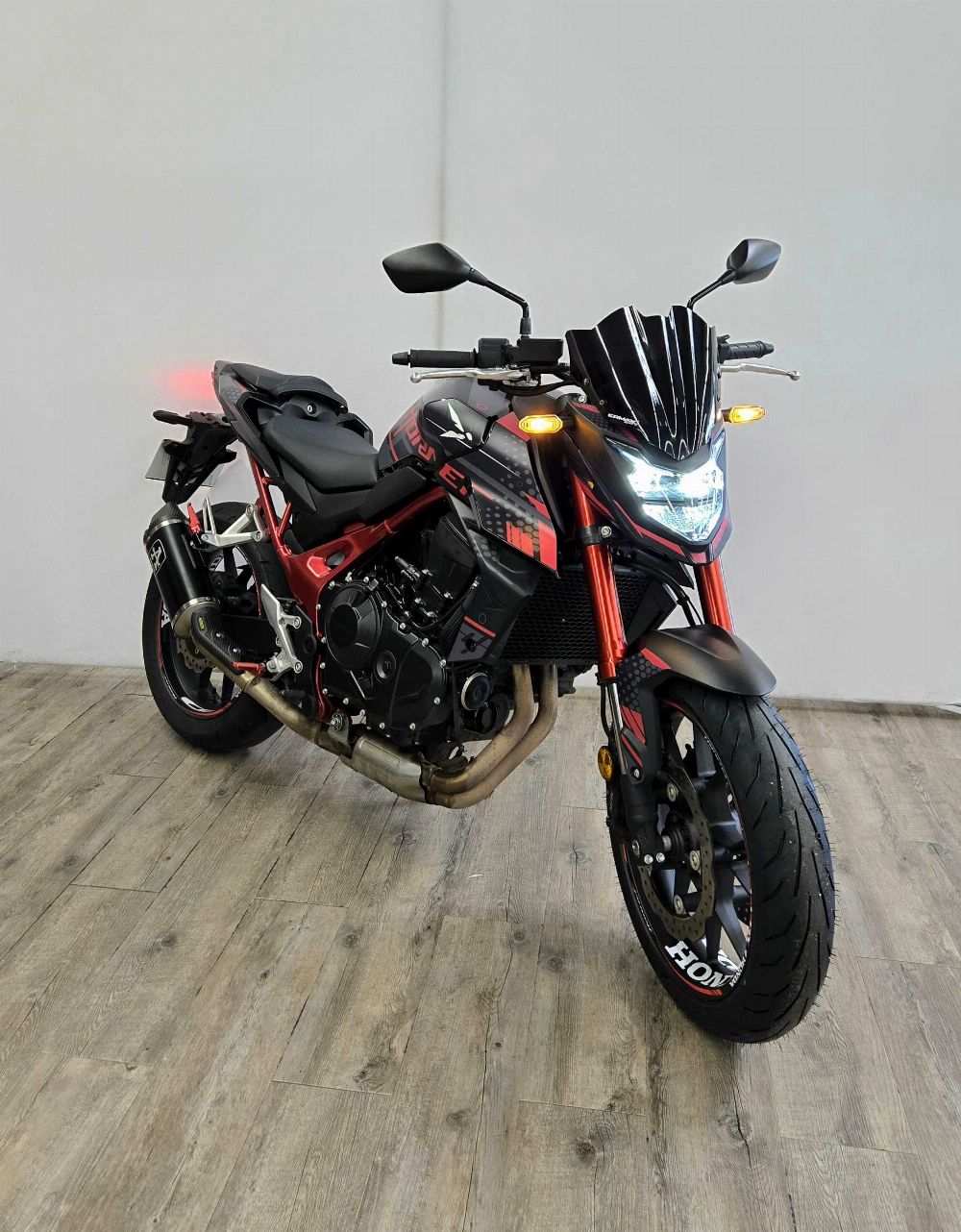 Honda CB 750 F Hornet 2024 vue 3/4 droite