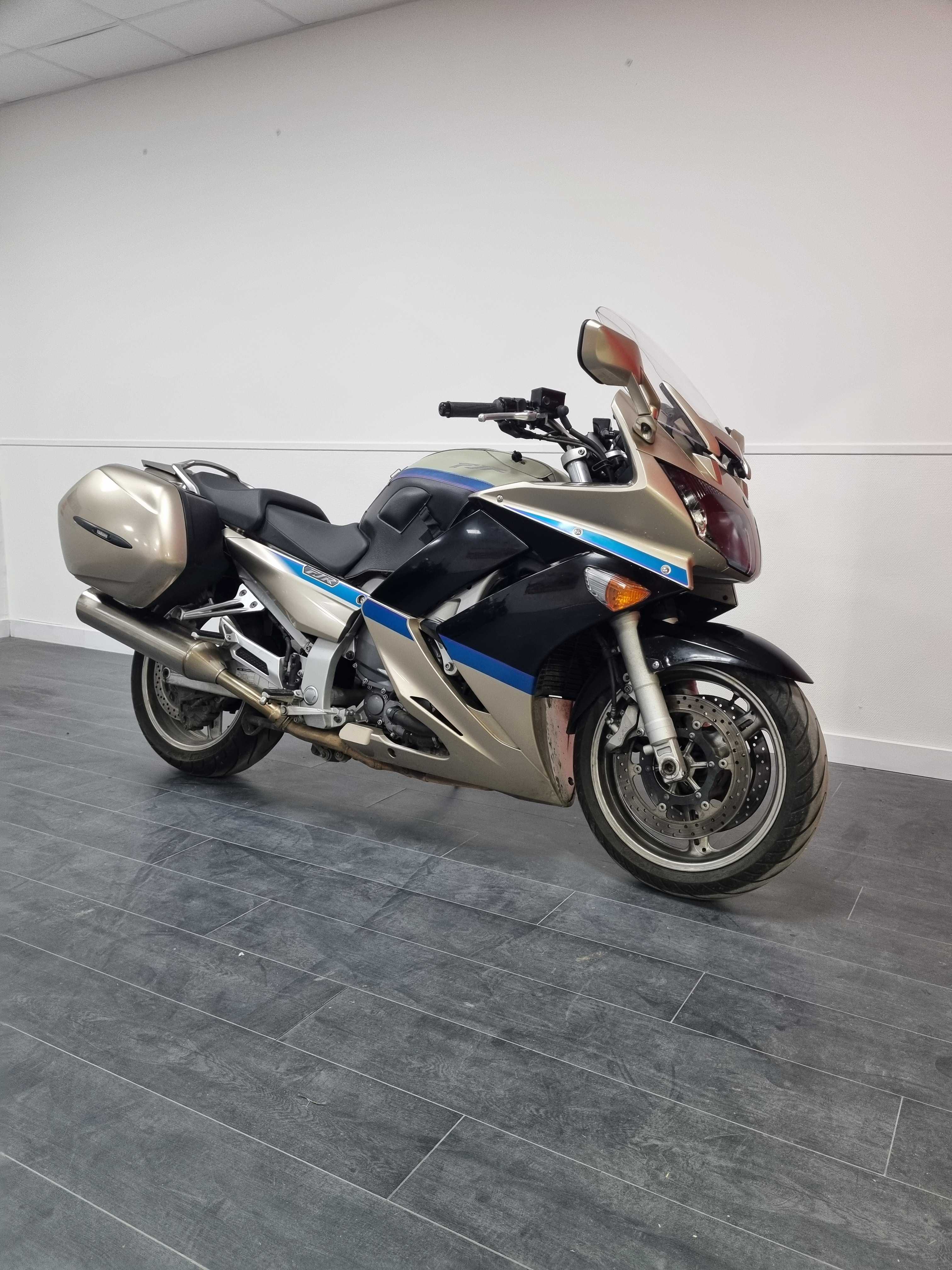 Yamaha FJR 1300 A 2010 HD vue 3/4 droite