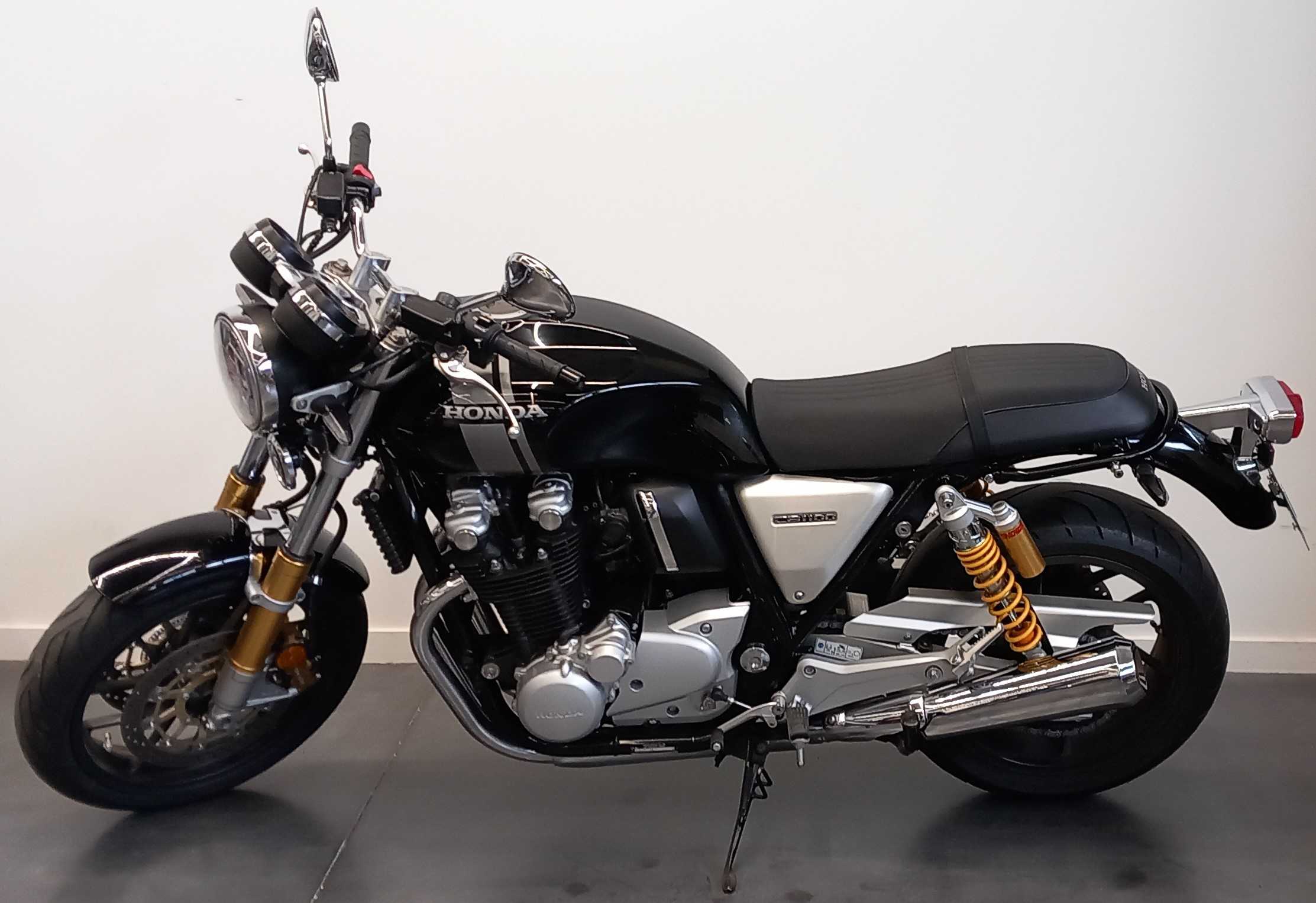 Triumph CB 1100 2019 HD vue gauche
