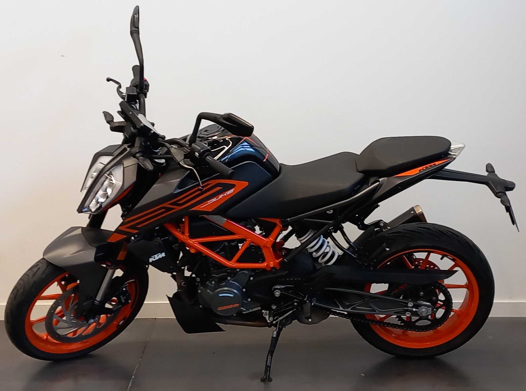 KTM 125 Duke 2021 HD vue gauche
