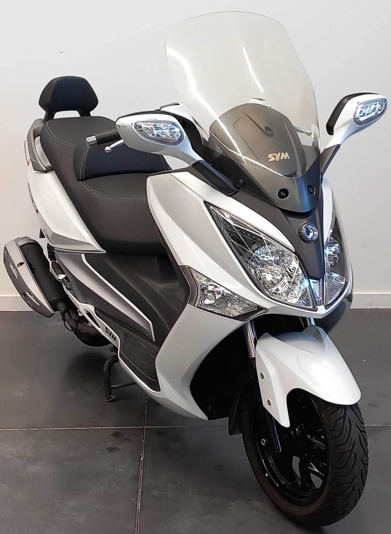 Sym 125 GTS 2013 HD vue 3/4 droite
