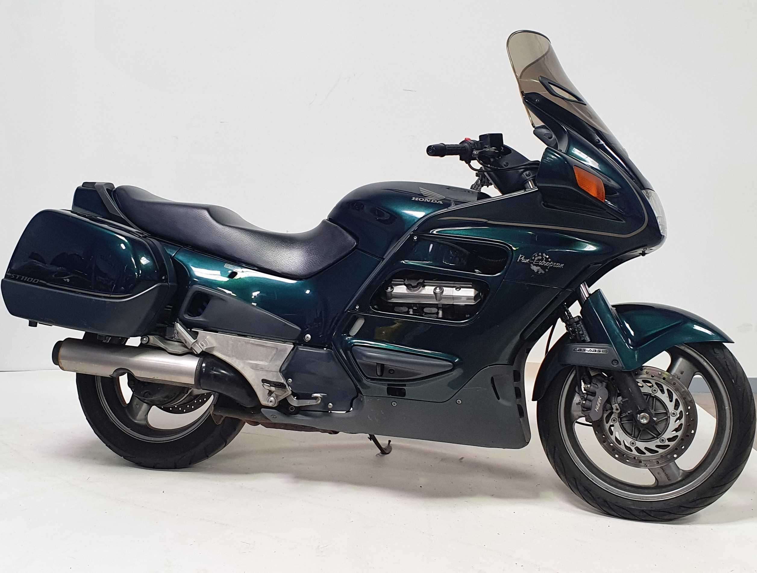 Honda ST1100 Pan European 1997 HD vue 3/4 droite