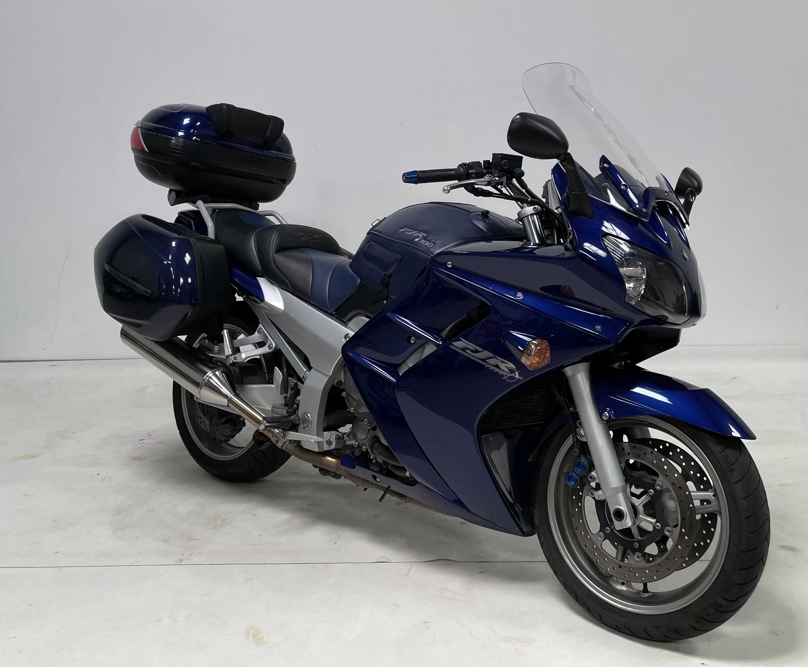 Yamaha FJR 1300 2004 HD vue 3/4 droite