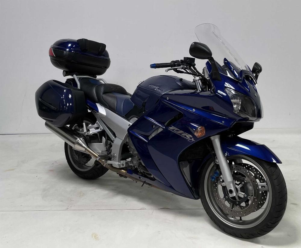 Yamaha FJR 1300 2004 vue 3/4 droite