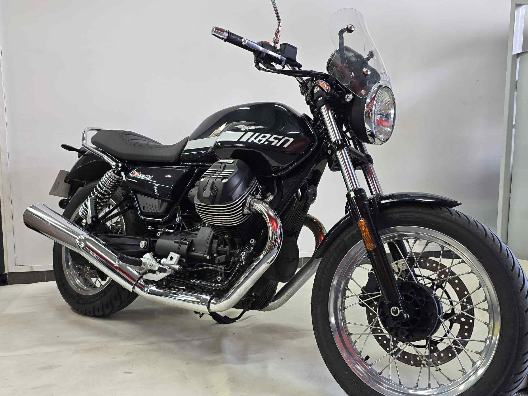 Moto Guzzi V7 SPECIAL V7 SPECIAL 2023 HD vue 3/4 droite