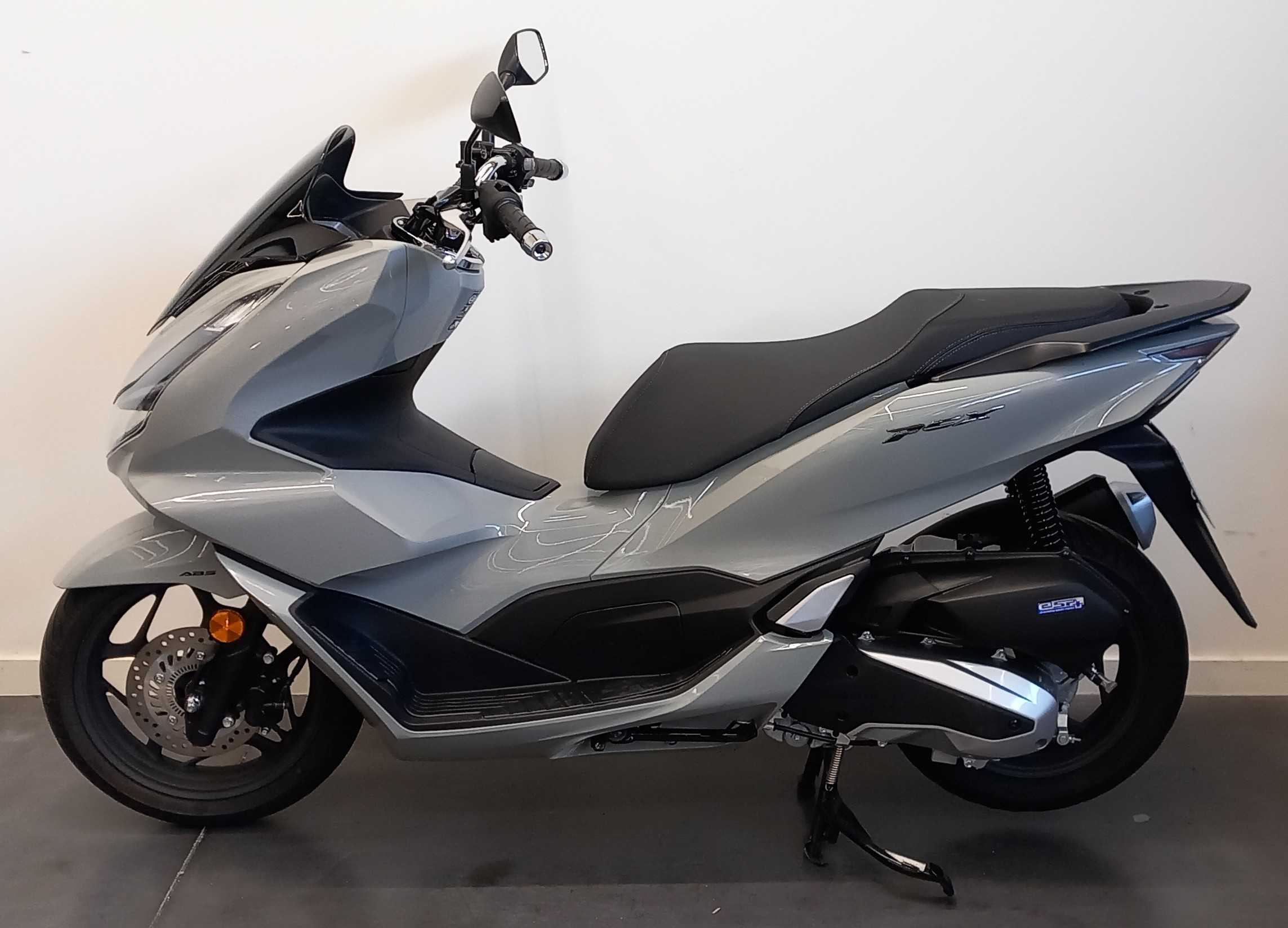 Honda PCX 125 2024 HD vue gauche