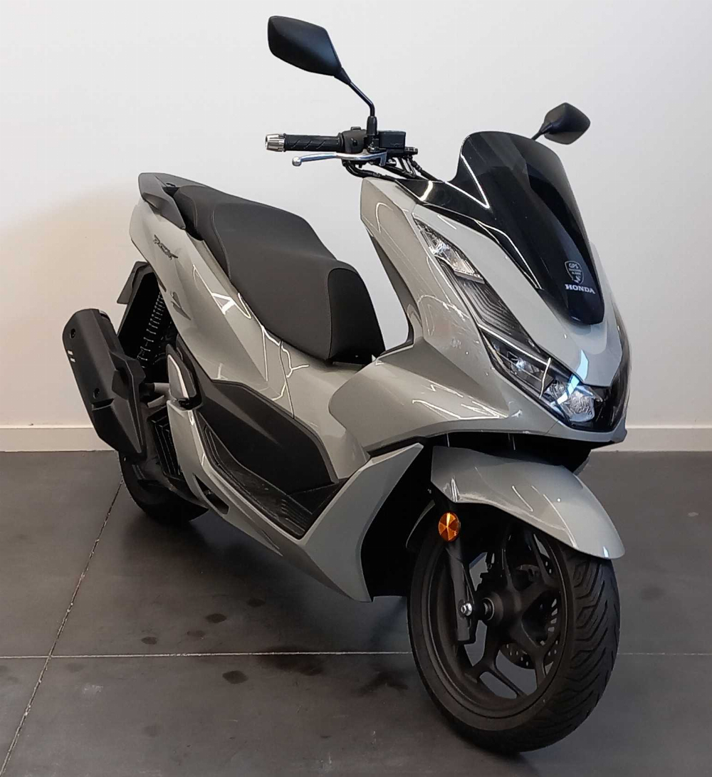 Honda PCX 125 2024 vue 3/4 droite