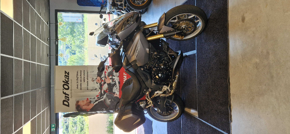 Triumph 1050 Tiger SE 2010 vue 3/4 droite