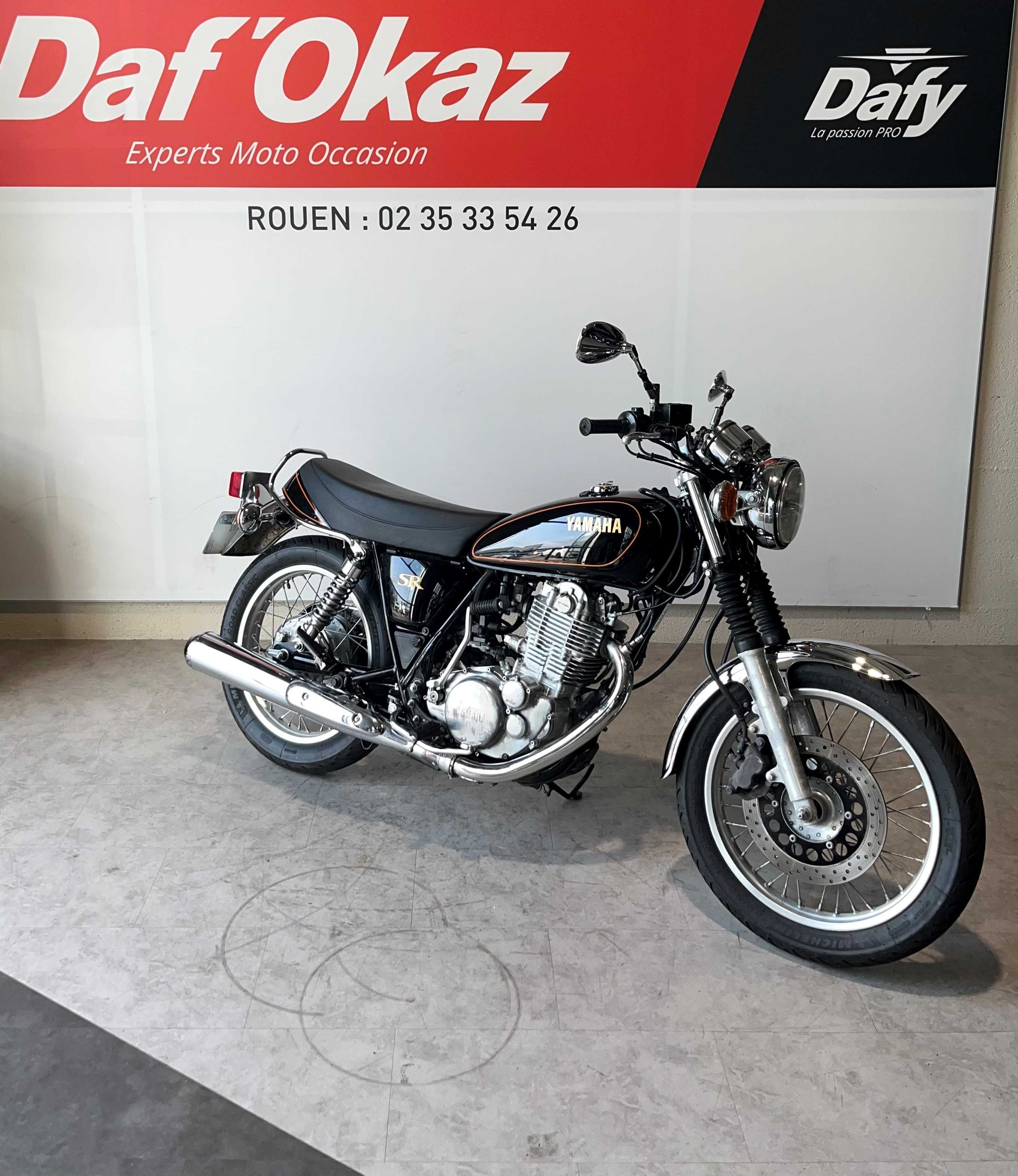 Yamaha SR 400 2015 HD vue 3/4 droite