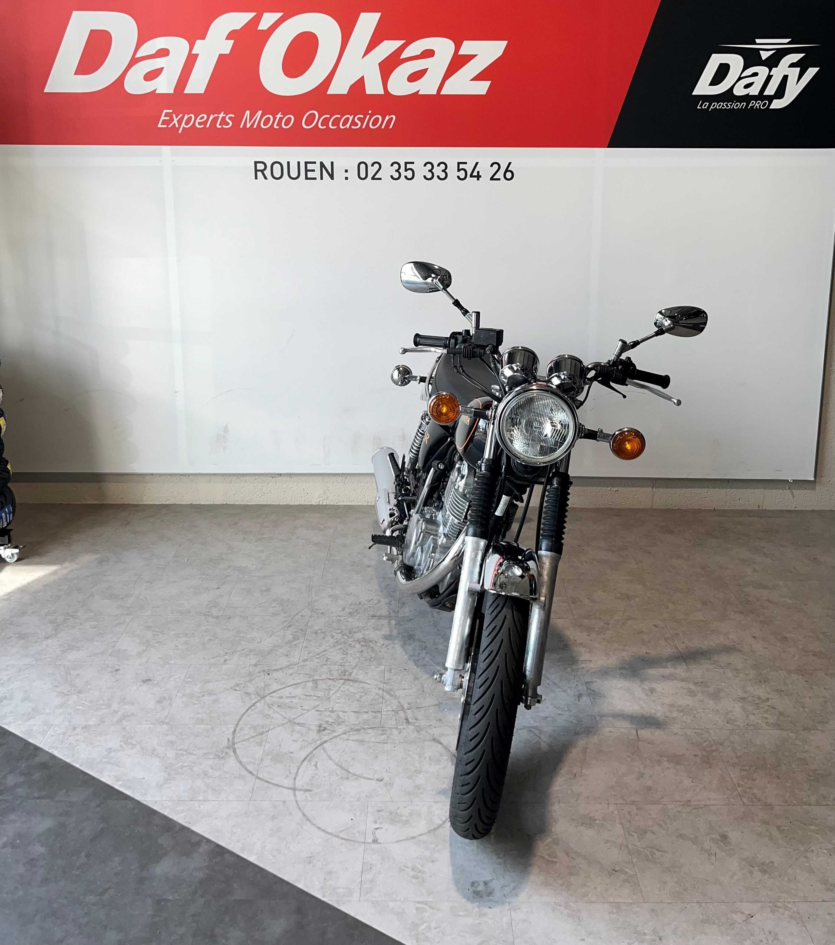 Yamaha SR 400 2015 HD vue avant