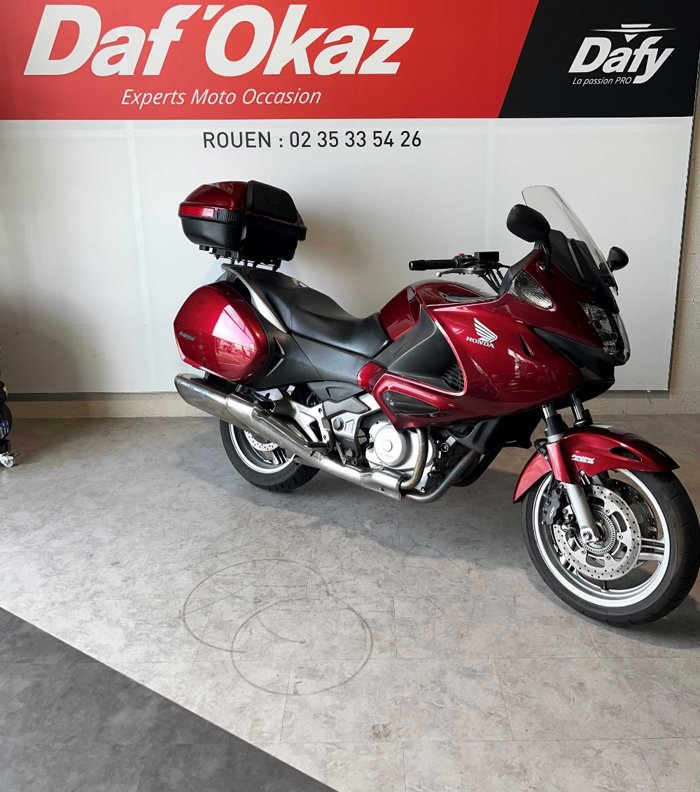 Honda NT 700 V Deauville ABS 2011 vue 3/4 droite