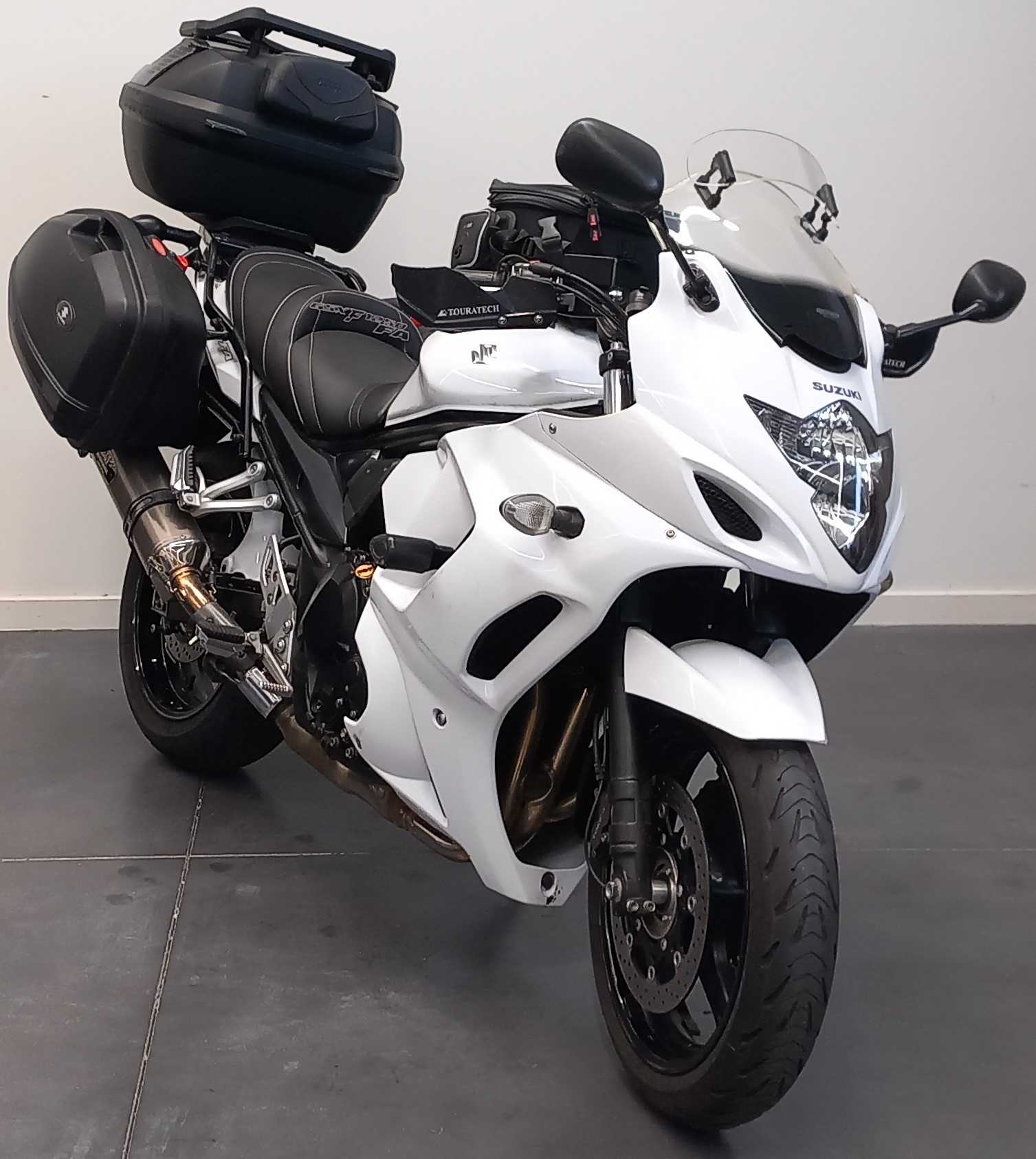 Suzuki GSX 1250 FA 2015 HD vue 3/4 droite