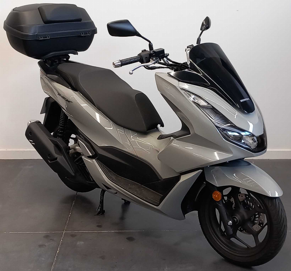 Honda PCX 125 2024 vue 3/4 droite