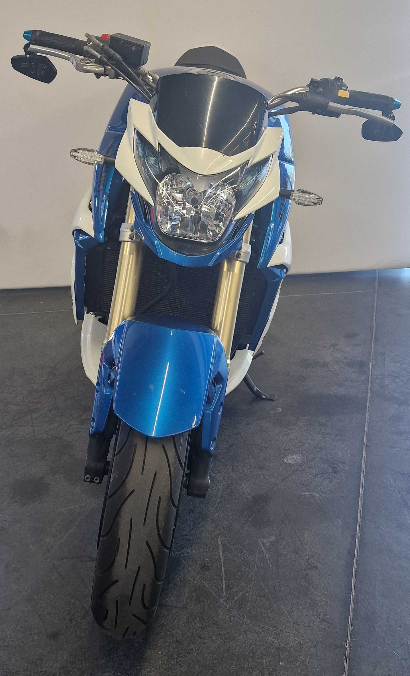 Suzuki GSR 750 2011 HD vue avant
