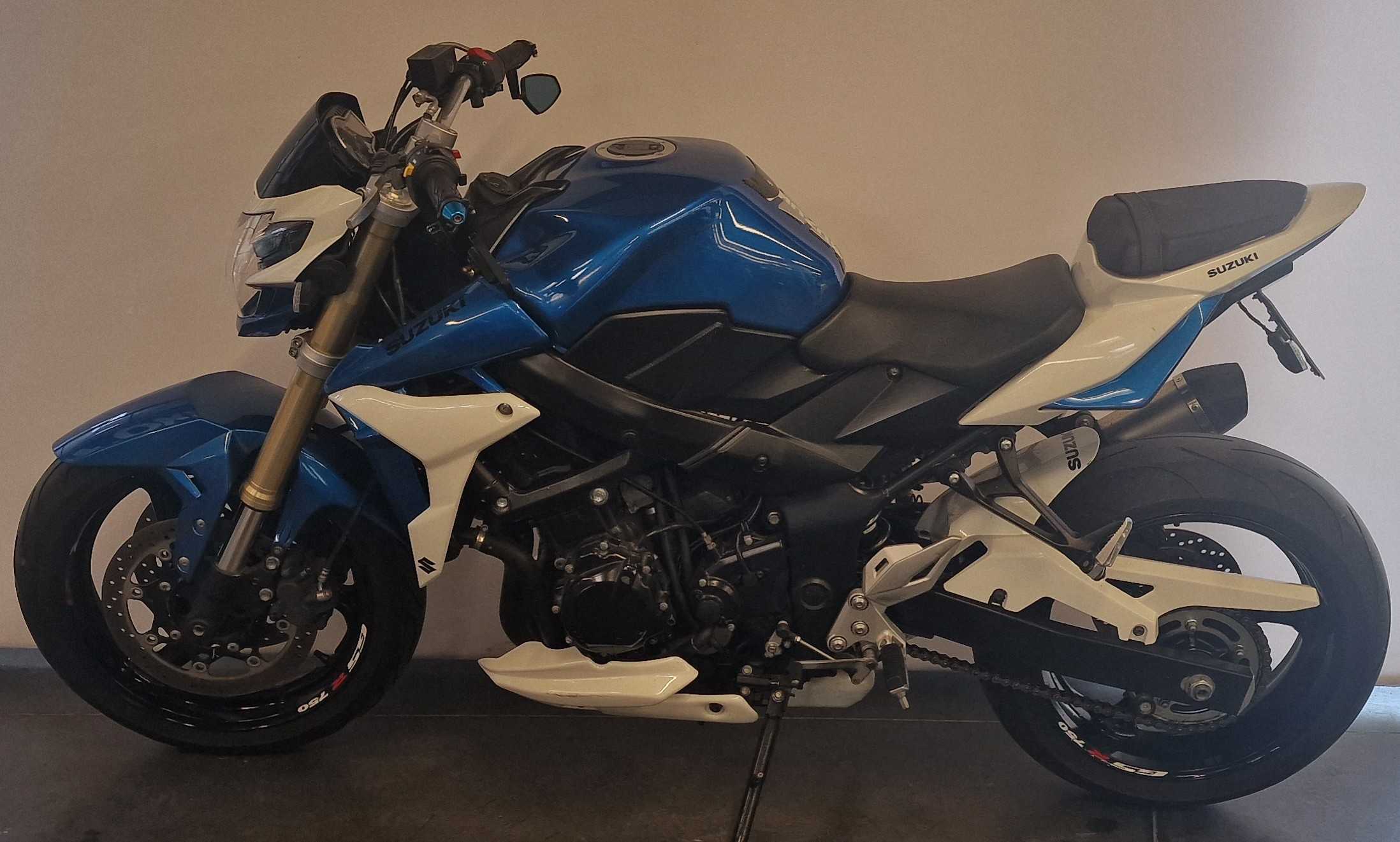 Suzuki GSR 750 2011 HD vue gauche