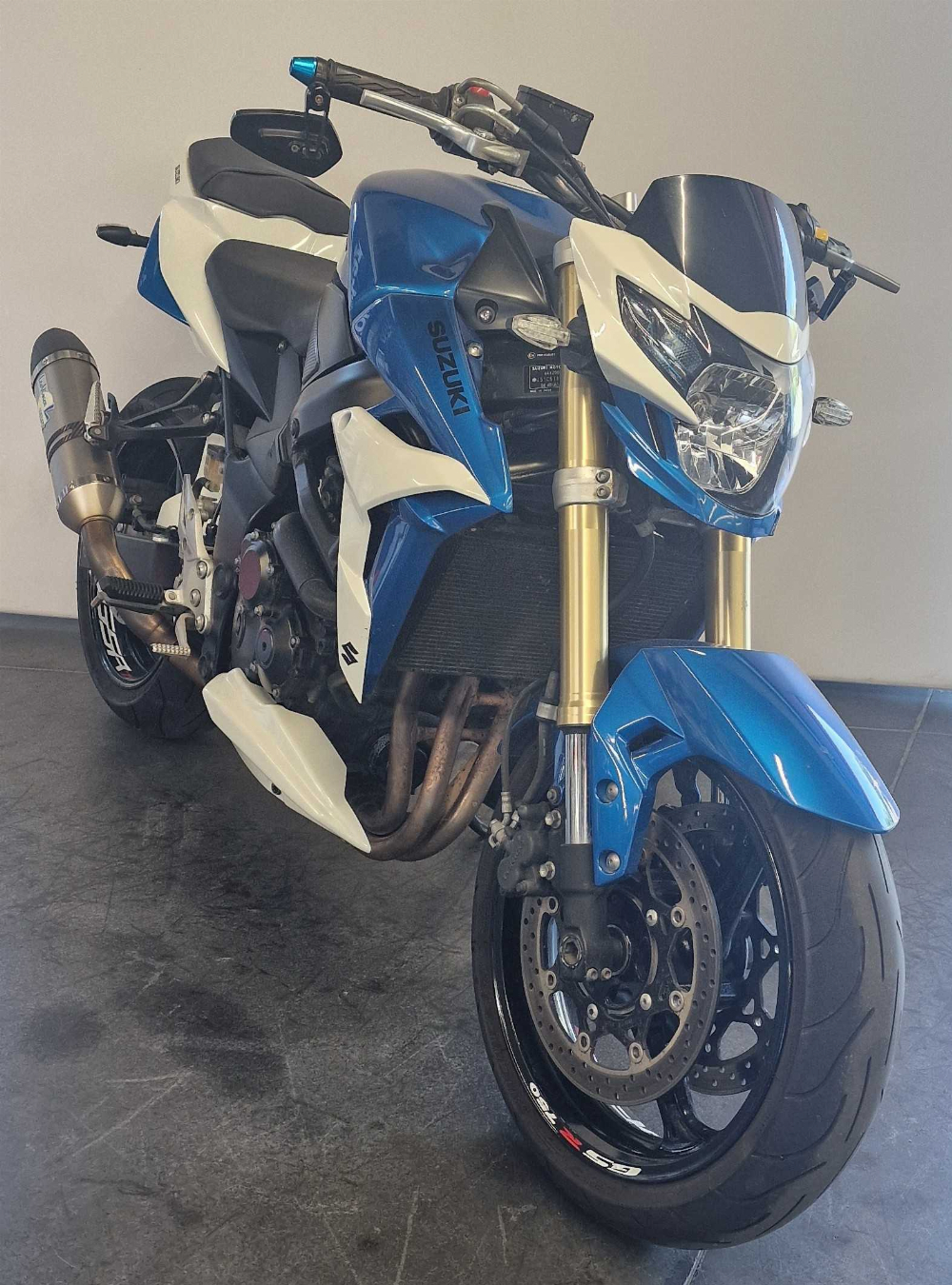 Suzuki GSR 750 2011 vue 3/4 droite