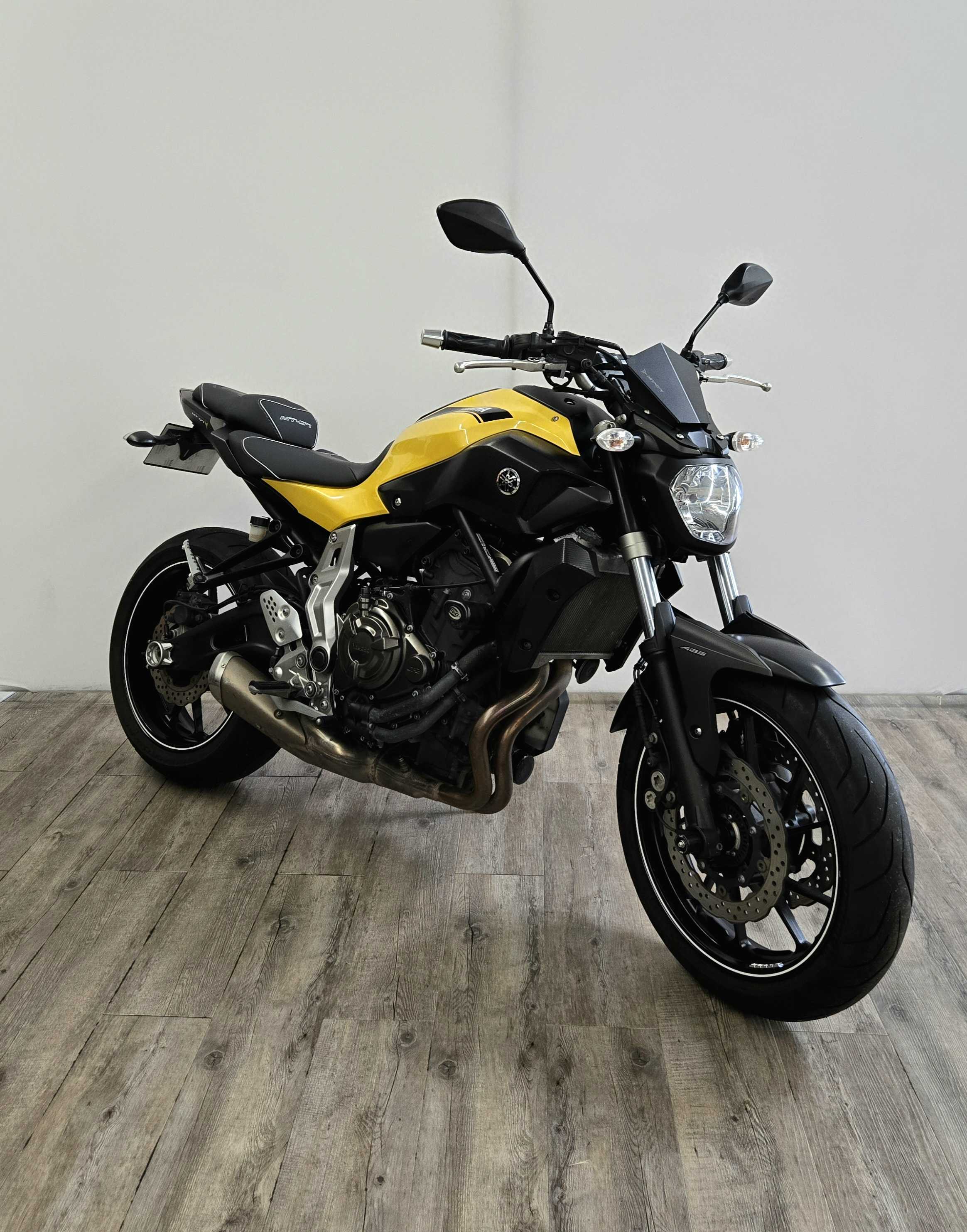Yamaha MT-07 ABS 2015 HD vue 3/4 droite