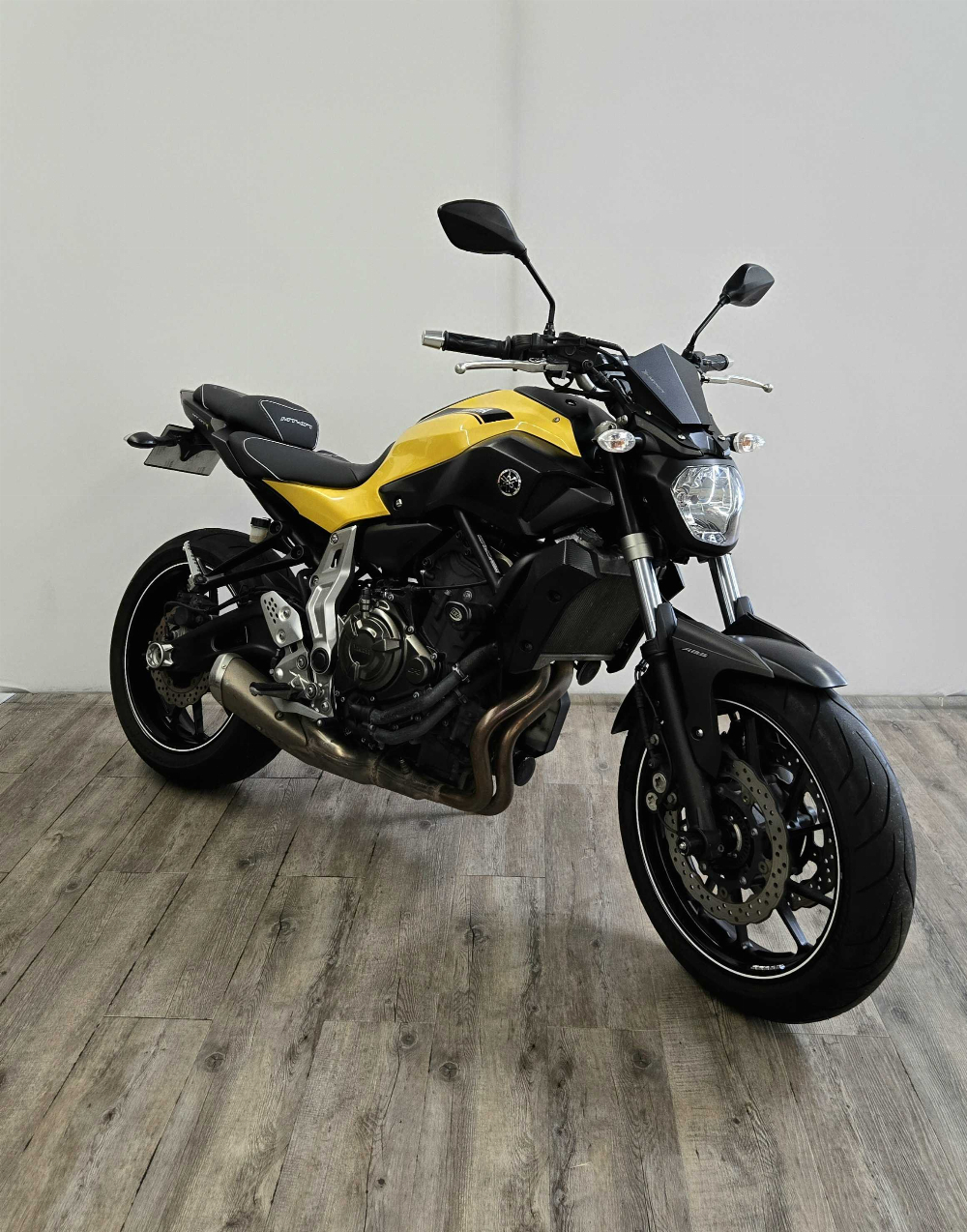 Yamaha MT-07 ABS 2015 vue 3/4 droite