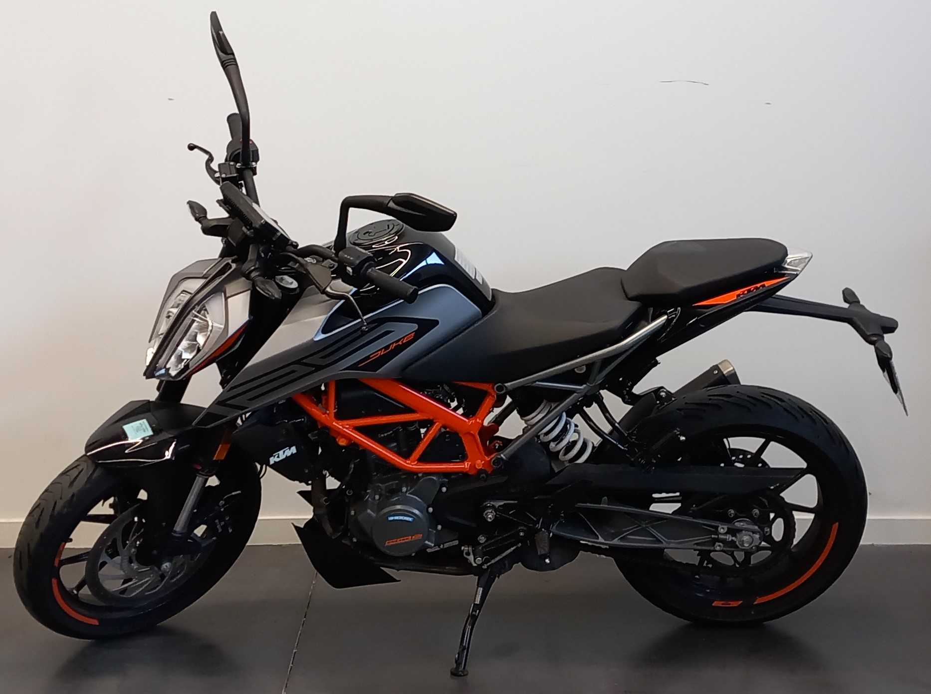 KTM 125 Duke 2021 HD vue gauche