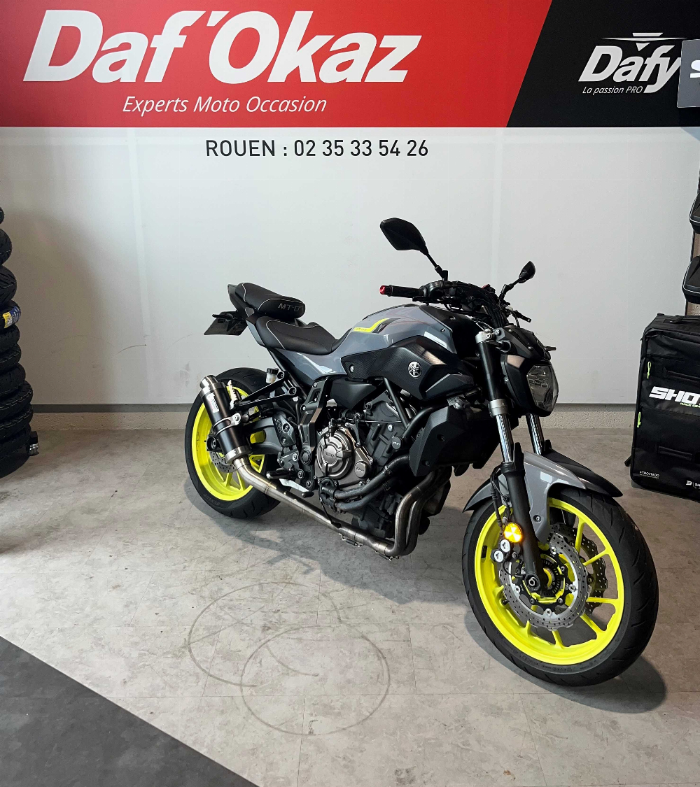 Yamaha MT-07 ABS 2017 vue 3/4 droite
