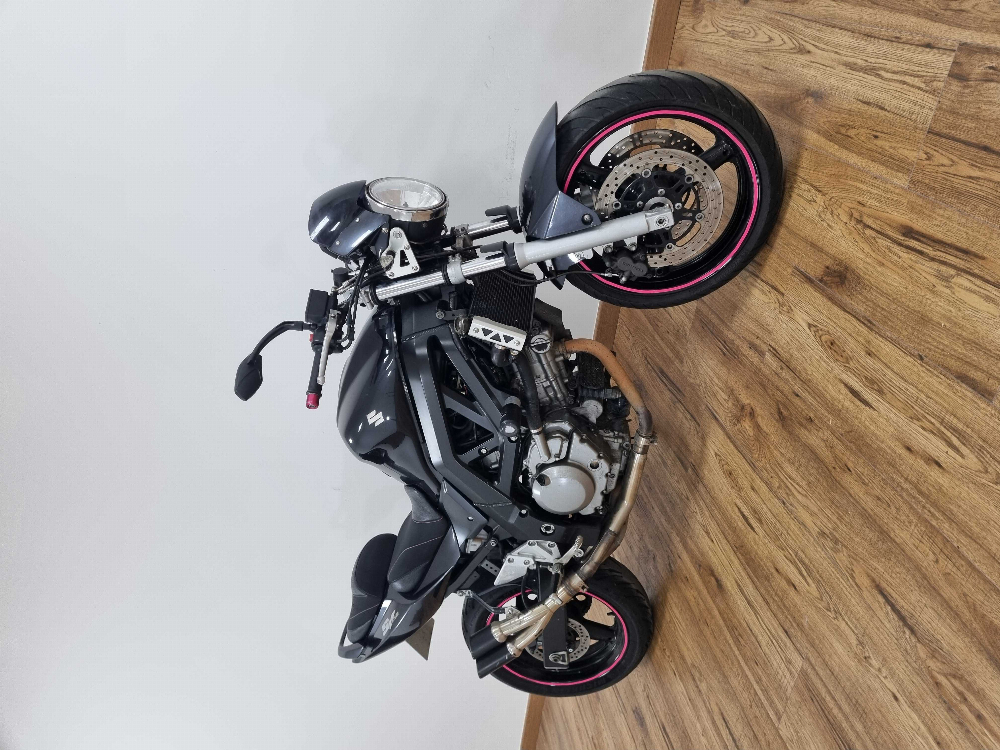 Suzuki SV 650 N 2006 vue 3/4 droite
