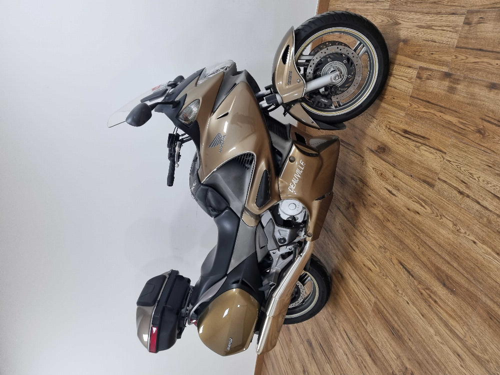 Honda NT 700 V Deauville ABS 2006 vue 3/4 droite