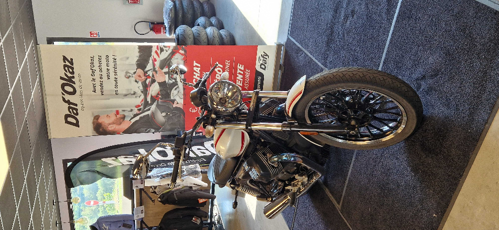 Moto Guzzi 853 2016 vue 3/4 droite