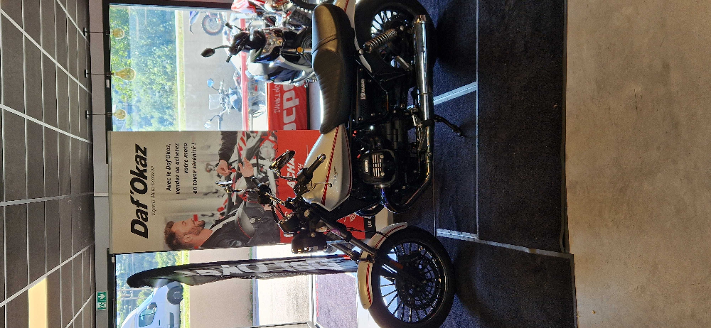 Moto Guzzi 853 2016 vue gauche