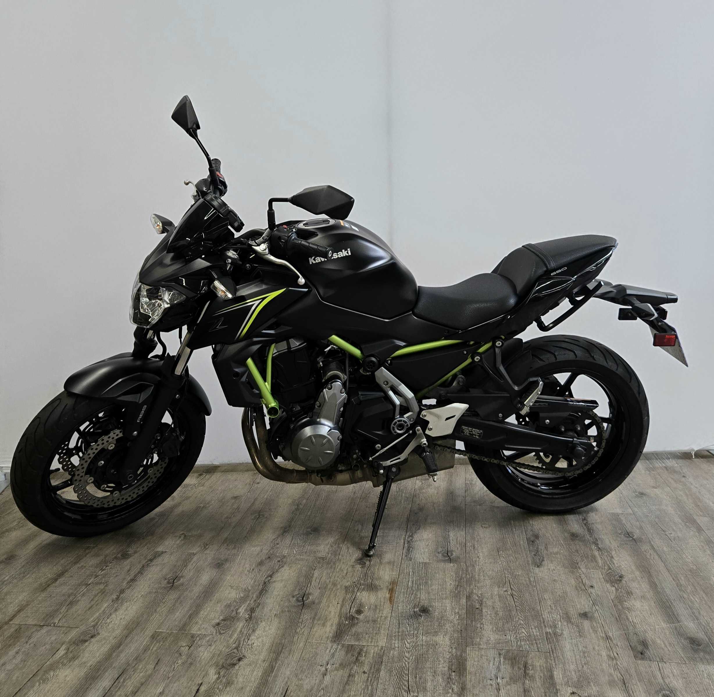 Kawasaki Z 650 2018 HD vue gauche