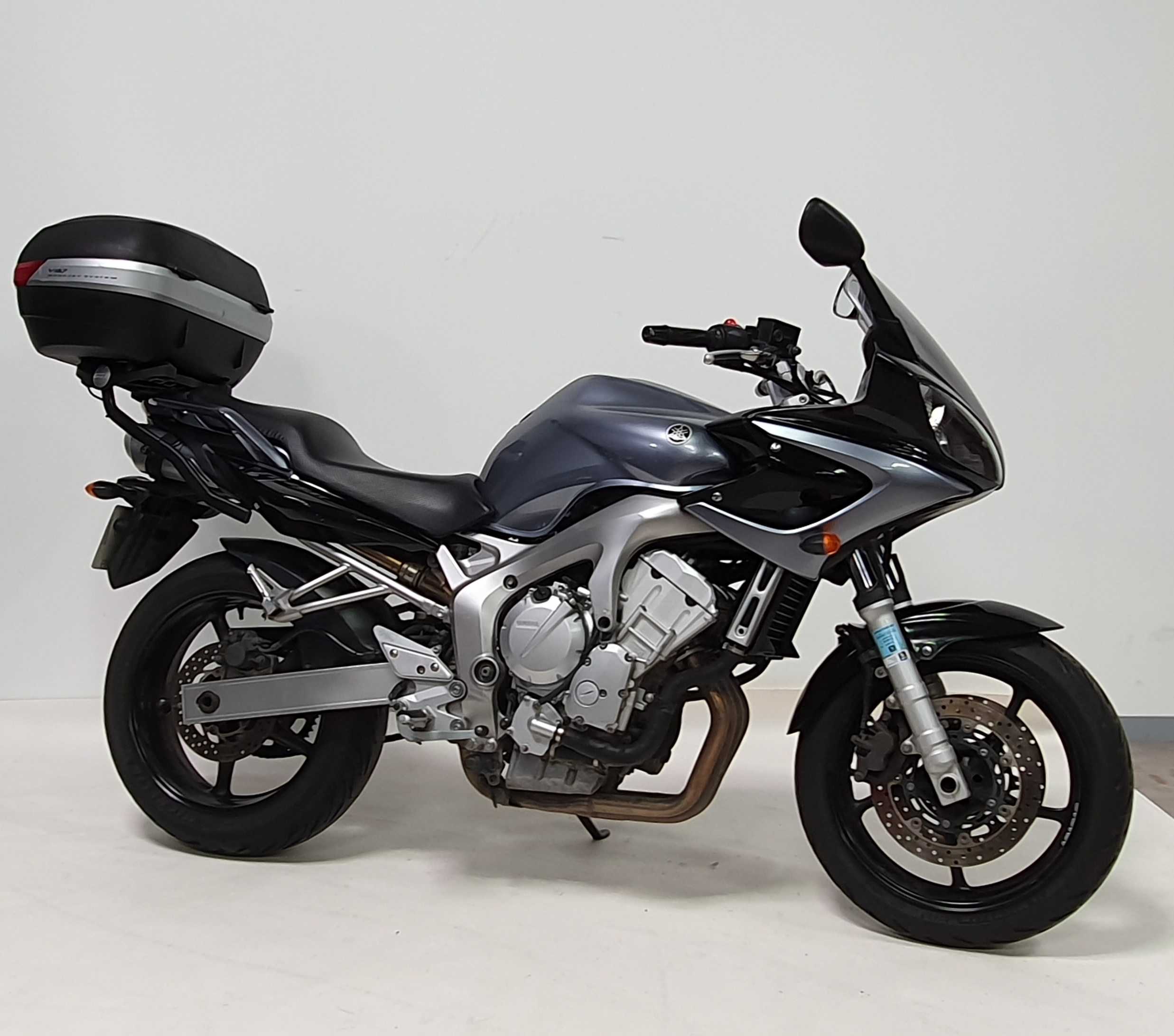 Yamaha FZ6 2005 HD vue 3/4 droite