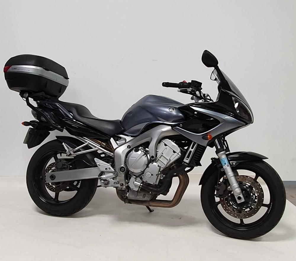 Yamaha FZ6 2005 vue 3/4 droite