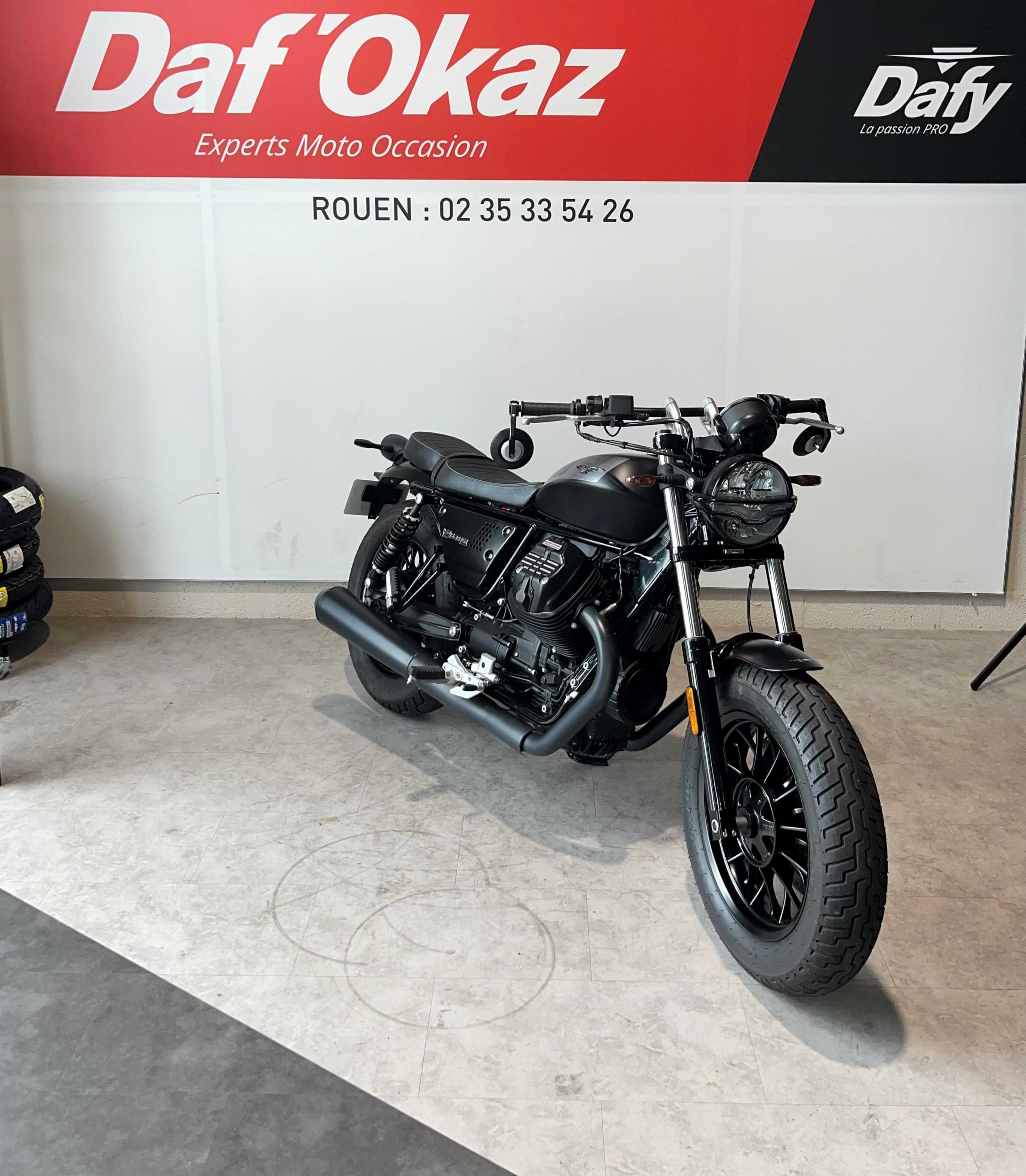 Moto Guzzi V9 BOBBER 850 2022 HD vue 3/4 droite