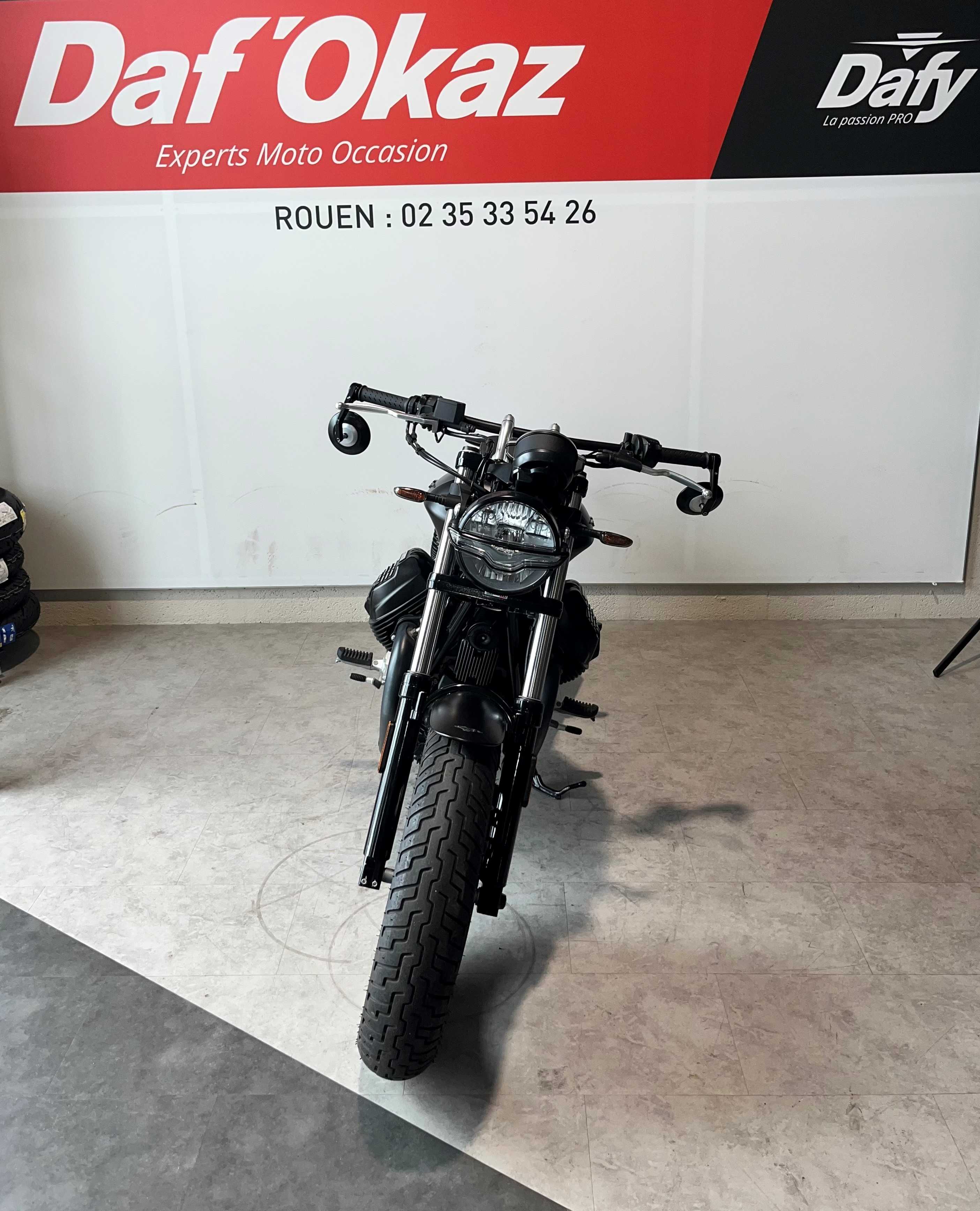 Moto Guzzi V9 BOBBER 850 2022 HD vue avant