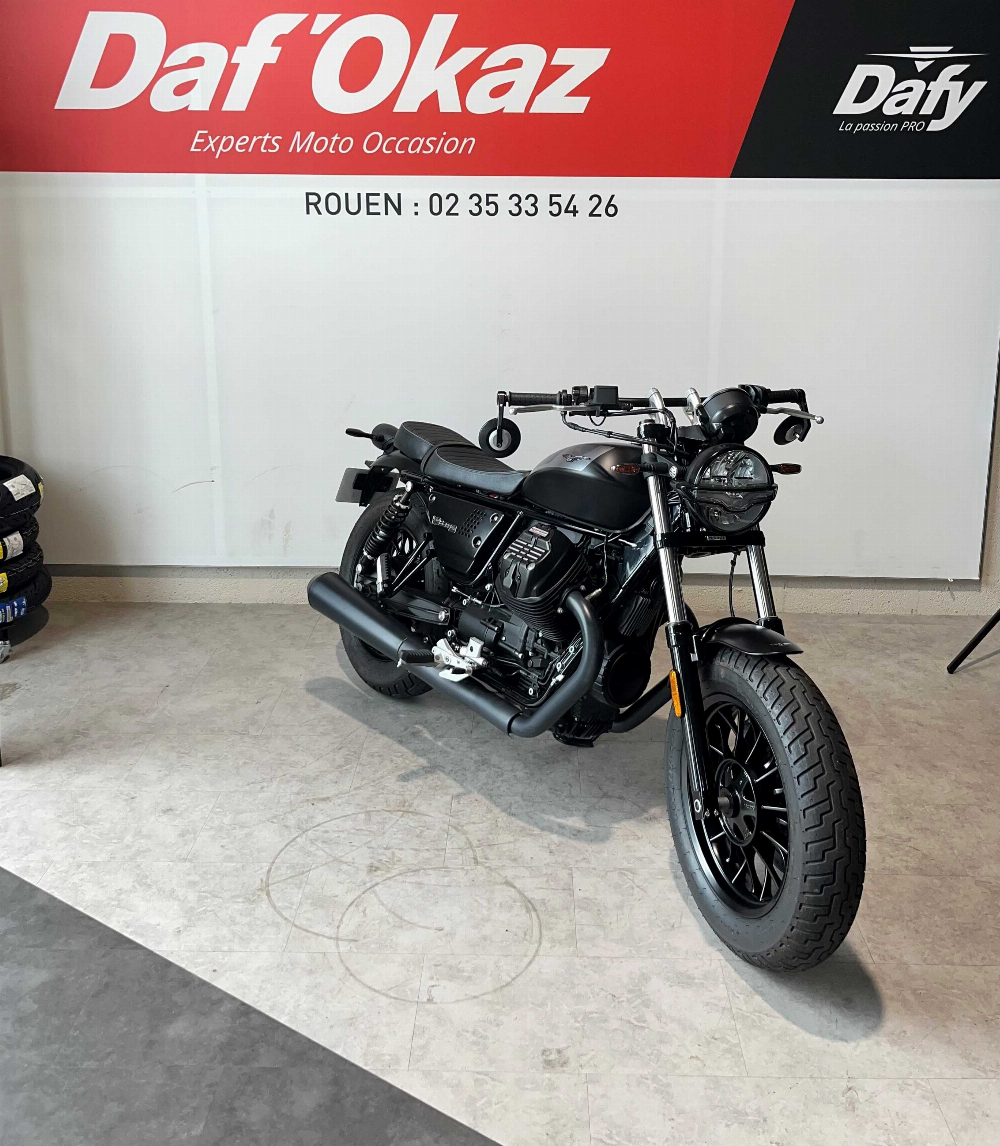 Moto Guzzi V9 BOBBER 850 2022 vue 3/4 droite