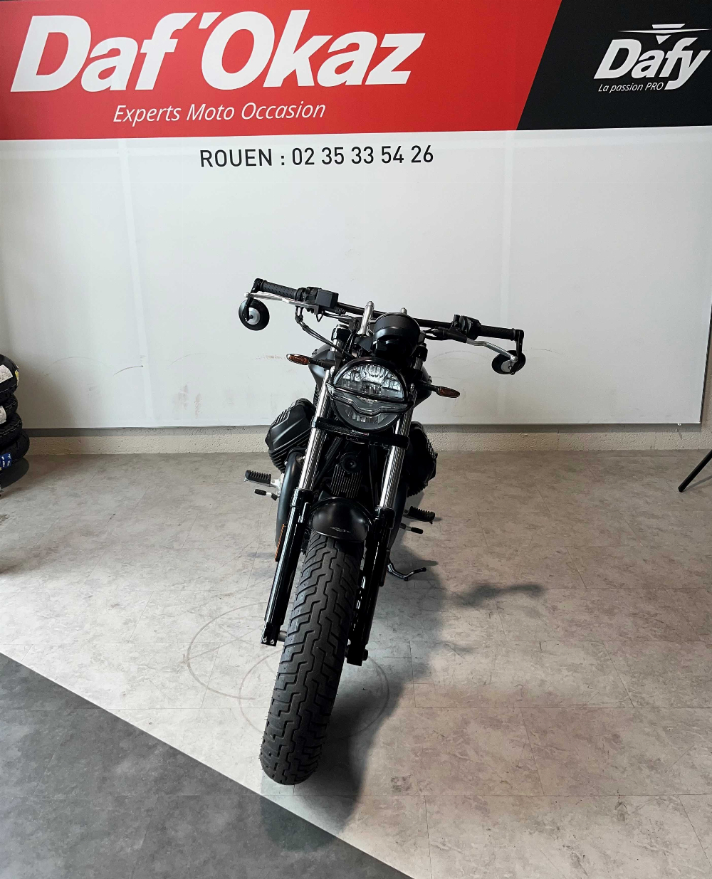 Moto Guzzi V9 BOBBER 850 2022 vue avant