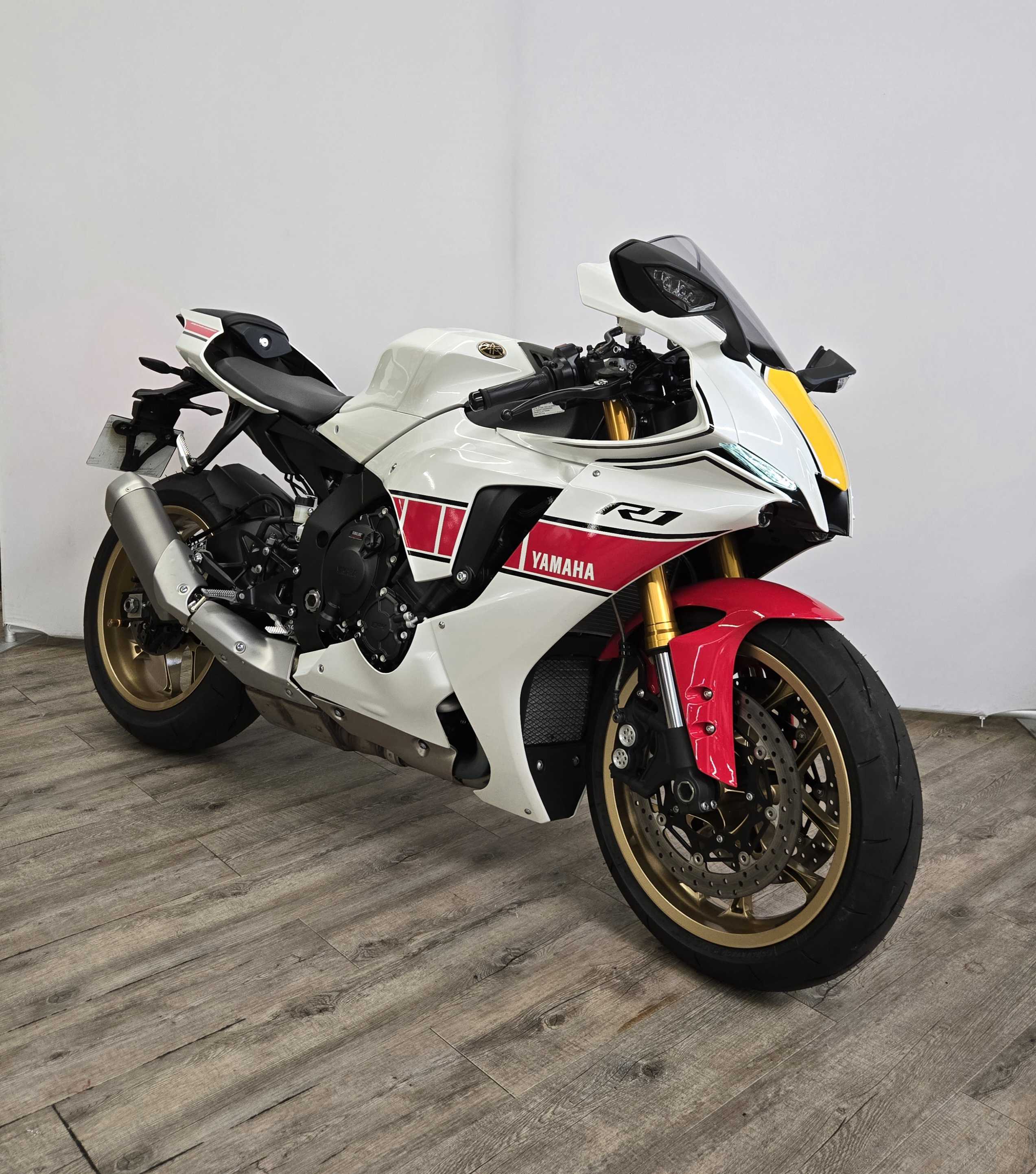 Yamaha YZF 1000 R1 2022 HD vue 3/4 droite
