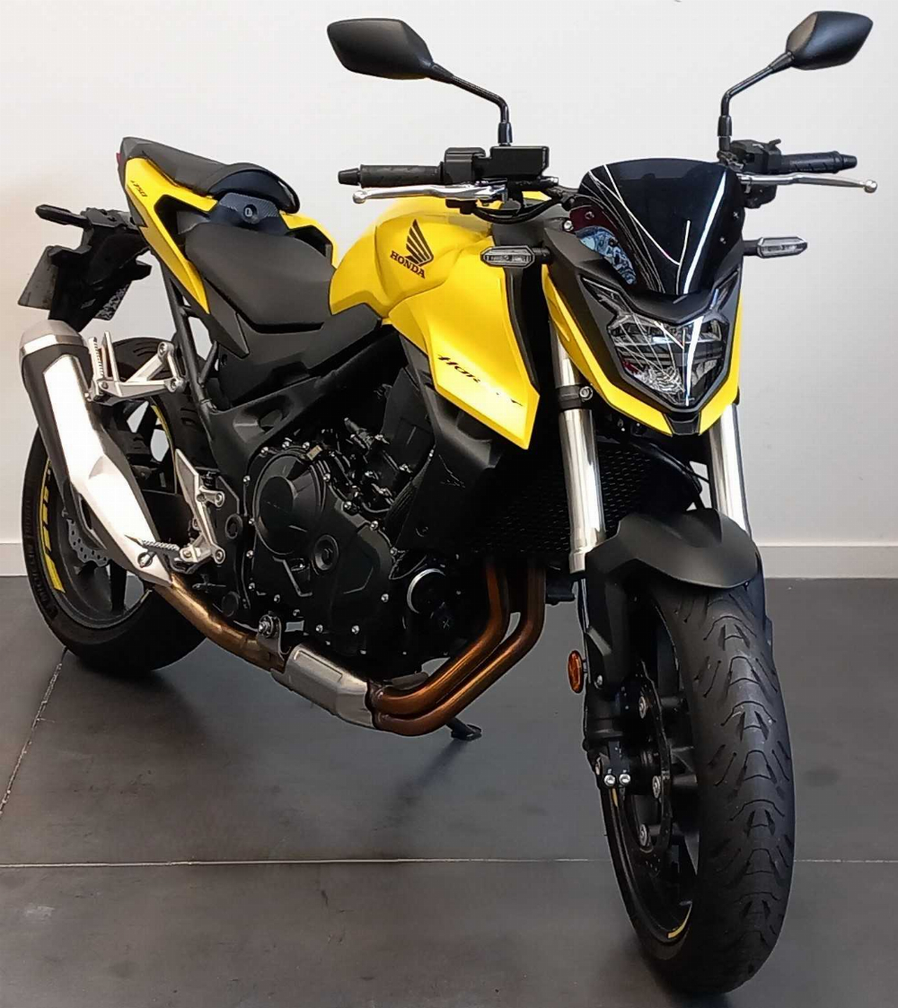 Honda CB 750 F Hornet 2024 vue 3/4 droite