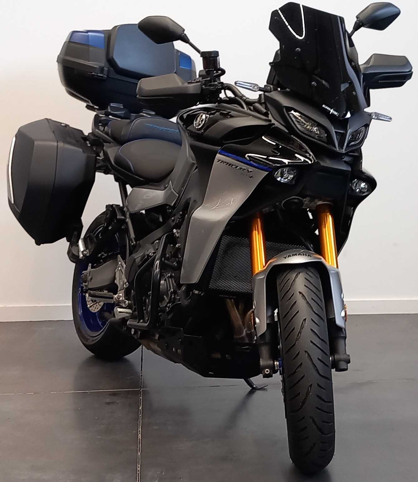 Yamaha Tracer 900 GT 2023 HD vue 3/4 droite
