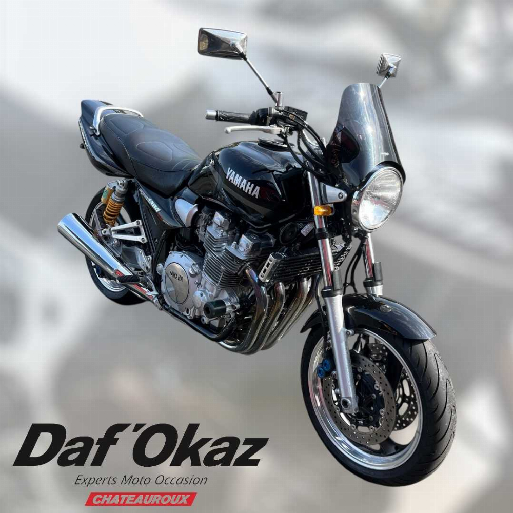 Yamaha XJR 1300 2002 vue 3/4 droite
