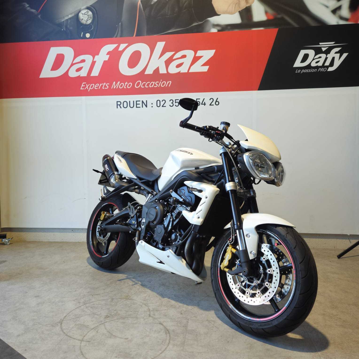 Triumph 675 Street Triple R 2012 HD vue 3/4 droite